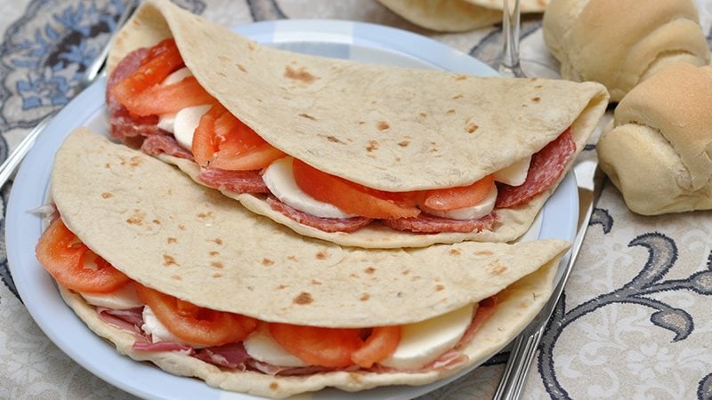 Piadina con salame ungherese mozzarella e pomodoro_16_9